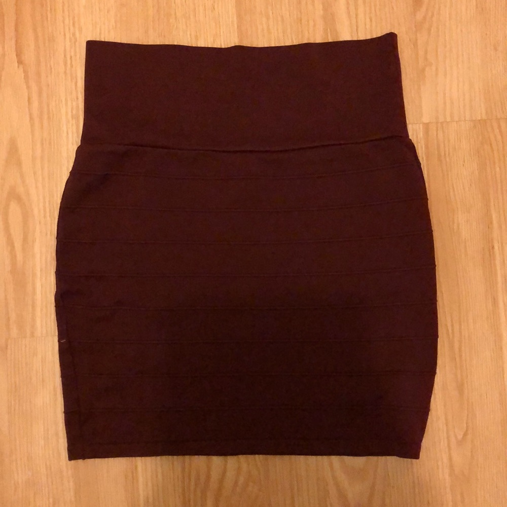 Stretch pencil mini skirt .